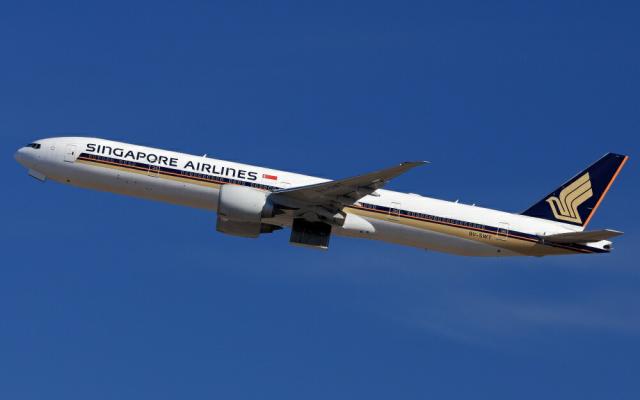 爆熱 絵画風 壁紙ポスター シンガポール航空 Sq ボーイング 777 300 773a Singapore Airlines 77 021w1 ワイド版 921mm 576mm ポイント10倍 Carlavista Com
