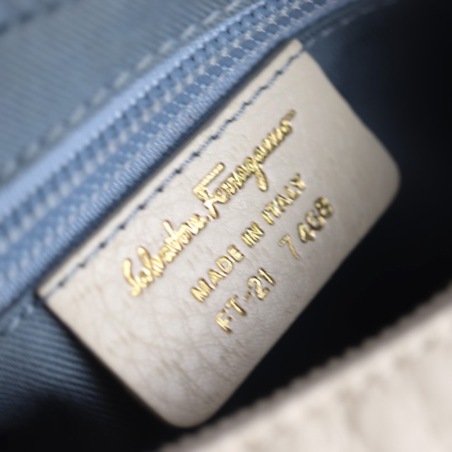 再入荷得価 美品 Salvatore Ferragamo サルヴァトーレ フェラガモ ガンチーニ FT-21 7468 ハンドバッグ レザー ホワイト系の通販はau PAY マーケット - 3R boutique|商品ロットナンバー:475290666 好評再入荷