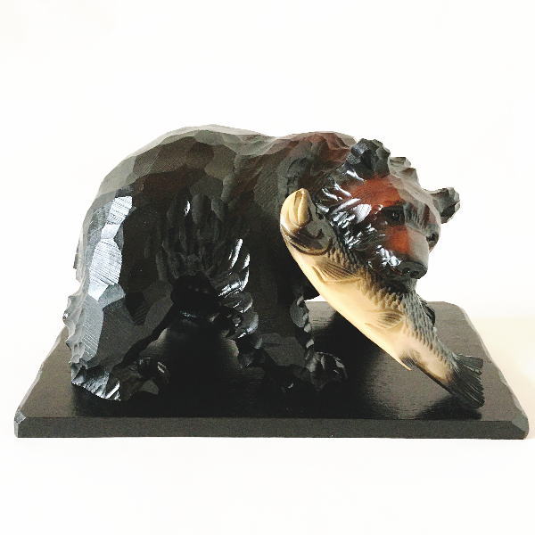 年中無休 木彫りの鮭をくわえた熊の置物 インテリア 寝具 民芸 ８号 民芸 北海道 送料無料 伝統工芸 きぼり インテリア 定番 くま 定番 お土産 民藝 置台付き 女性に人気