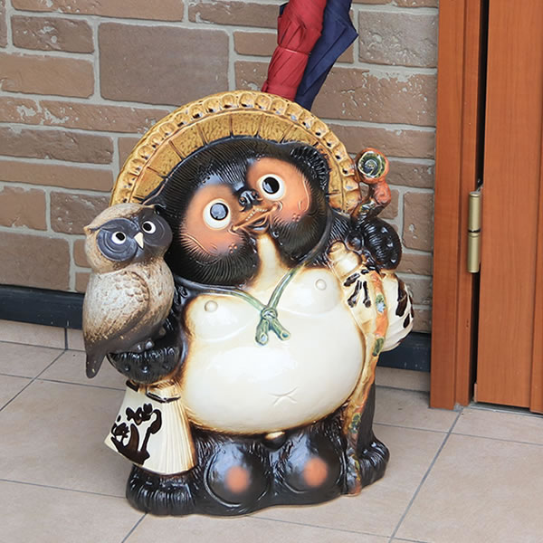 値引 傘立て 陶器 アンブレラスタンド フクロウ持ち狸 玄関 インテリア かさたて 信楽焼 おしゃれ 和風 北欧 手作り 値引 Olsonesq Com