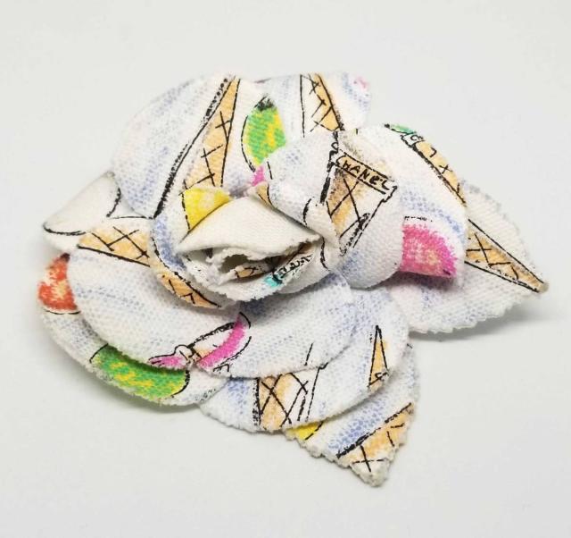 シャネル コサージュ キャンバス 柄 カメリア 全品送料無料 中古 ロゴ Chanel ブローチ レディース