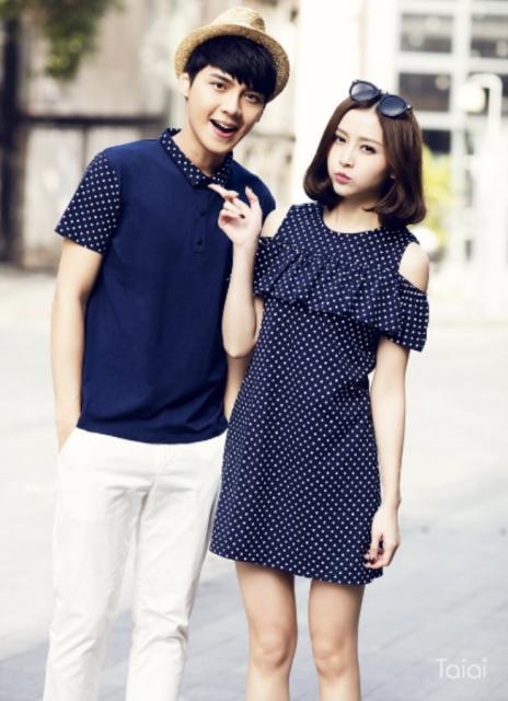 カップル ペアルック リンクコーデ ドット柄 ポロワンピース ポロシャツ ネイビー ショート丈 フリル 肩見せの通販はau Wowma ワウマ Qlocele クロセレ 商品ロットナンバー