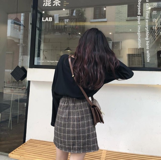 現代の髪型 綺麗なチェック スカート ミニ コーデ 冬