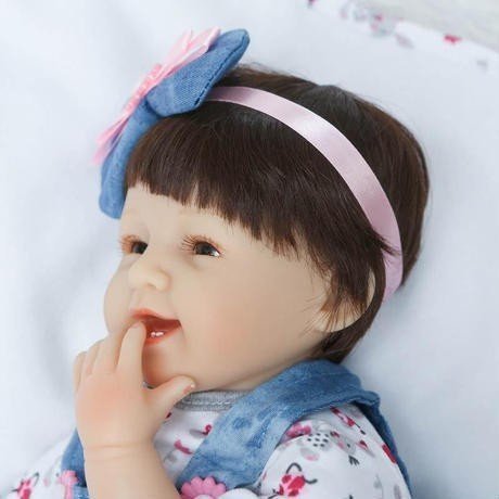 人気no 1 本体 リボーンドール リアル赤ちゃん人形 かわいいベビー人形 衣装とおしゃぶり 哺乳瓶付き ダークヘアショートカットの乳児ちゃん 安い購入 Bayounyc Com