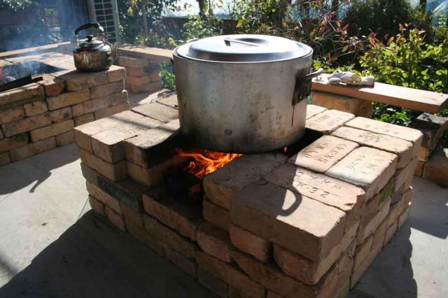 初回限定 囲炉裏型バーベキューコンロ小 レンガキット 別途ゆうパック19箱分の送料が必要です 50 Off Olsonesq Com