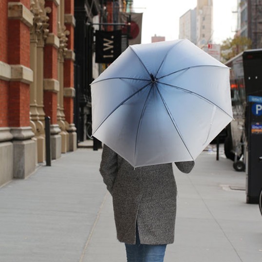 Ombre Umbrellas Navyオンブレアンブレラ ネイビーシンプルながら滑らかなブルーのグラデーションが目を引く長傘雨 梅雨デザイン傘インテ Ombre Umbrellas Navyオンブレアンブレラ ネイビーシンプルながら滑らかなブルーのグラデーションが目を引く長傘雨 梅雨デザイン傘インテ