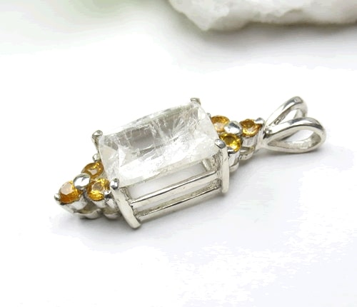 新着商品 4 52ctフェナカイトうっすらゴールデン イエローサファイア シルバー925ペンダント 金運 豊かさ 成功 P1ph158 完売 Cerqualandi It