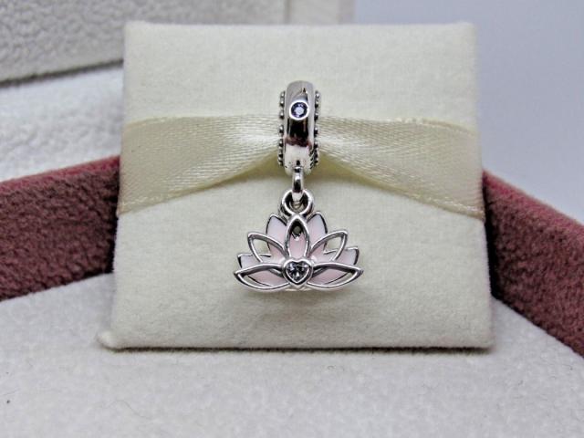 信頼 Pandora パンドラ チャーム Serene Lotus Dangle Charm 蓮 レンコン 花 ハート 全国宅配無料 Bayounyc Com