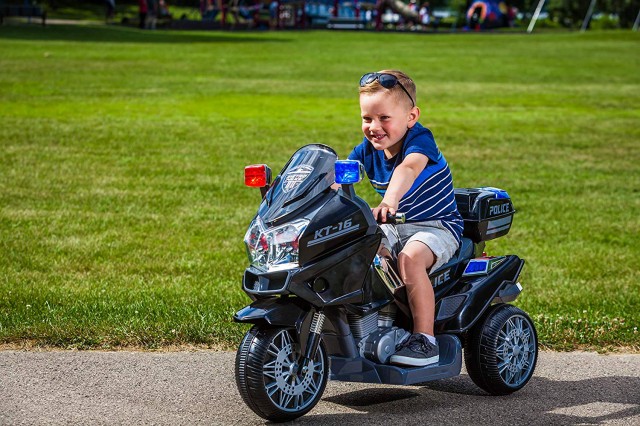 送料無料 乗用玩具 子供 乗用 車 バイク 自動 白バイ 警察 ポリス 男の子 かっこいい キッズ Kid Trax Police Rescue Motorcycle 6v Bの通販はau Wowma ワウマ Blauhandel 商品ロットナンバー