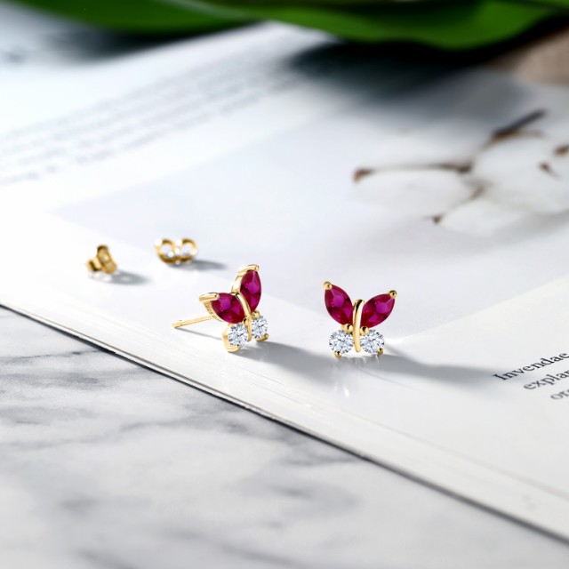 について～ ピアス 小さめ スタッド 金の通販はau PAY マーケット - Gem Stone King ジュエリー専門 レディース 1.64カラット 合成ルビー シルバー925 イエローゴールドコーティング バタフライ 蝶 小粒 小ぶり ルビー