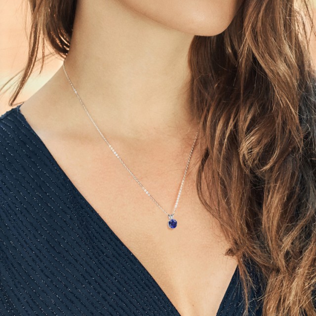 正規品国産 ネックレス プレゼント 女性 彼女 の通販はau PAY マーケット - Gem Stone King ジュエリー専門店 レディース 2.5カラット 合成サファイア ペンダント 14金 ホワイトゴールド(K14) 一粒 大粒 シンプル 高評価低価