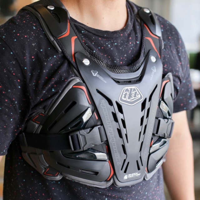 5900 chest protector