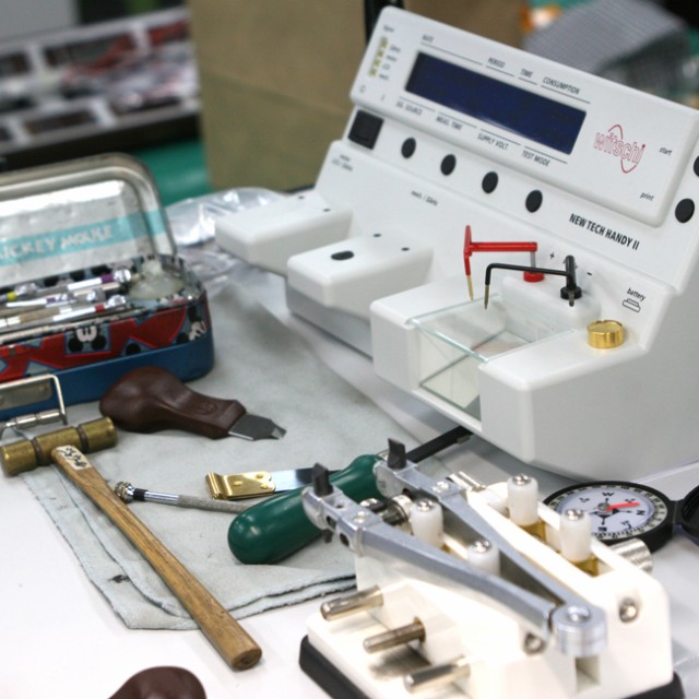 お得定番人気 オーバーホール 一年保証 腕時計修理 Sinn ジン 自動巻き・手巻き 分解掃除 部品交換は別途お見積 お見積り後キャンセルOKの通販はau PAY マーケット - 時計修理・工具 収納 Youマルシェ|商品 低価お買い得