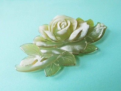 高級感 白水牛 薔薇 ブローチ のし等ギフト対応無料 縦50 横90ミリ 大ぶり 落下防止シリコン付 透かし入り 一手間かけた ばらの花 おしゃれ 完売 Univ Ouaga3s Com