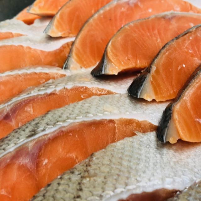銀鮭 無塩 1切れ 厚切り 80g以上 手切り 脂あります ムニエル バター焼 ホイル焼き等にお使いください 冷凍便 の通販はau Pay マーケット うまいもの市場 商品ロットナンバー 450341148