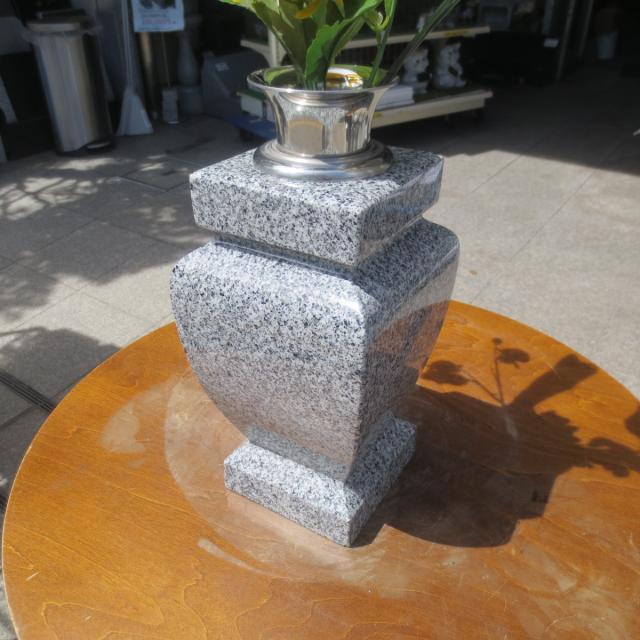想像を超えての 花瓶 花立 墓石 G614 御影石 ステンレス 花筒 ペット墓にも 工事不要 置くだけ みかげ石 1個 送料無料 即日出荷 Bayounyc Com