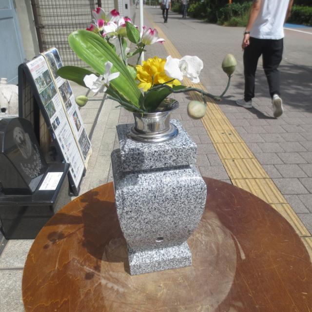 想像を超えての 花瓶 花立 墓石 G614 御影石 ステンレス 花筒 ペット墓にも 工事不要 置くだけ みかげ石 1個 送料無料 即日出荷 Bayounyc Com