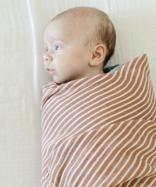 saranoni サラノニ バンブーモスリンスワドル バイホープ キャメル ストライプ【送料無料】の通販はau PAY マーケット リコ