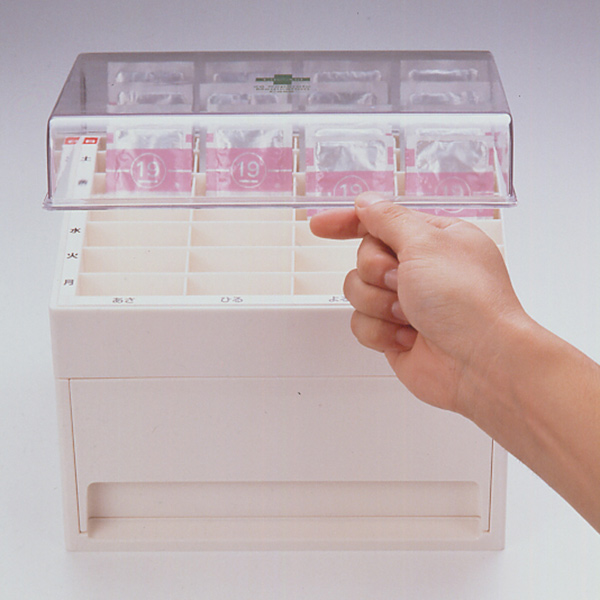 薬 カレンダー 1週間 ライフ エイド くすり整理ストックケース 引き出し 1日4回分 薬ケース 薬箱 薬収納 ピルケース くすりケース 薬の通販はau Pay マーケット リビングート 商品ロットナンバー