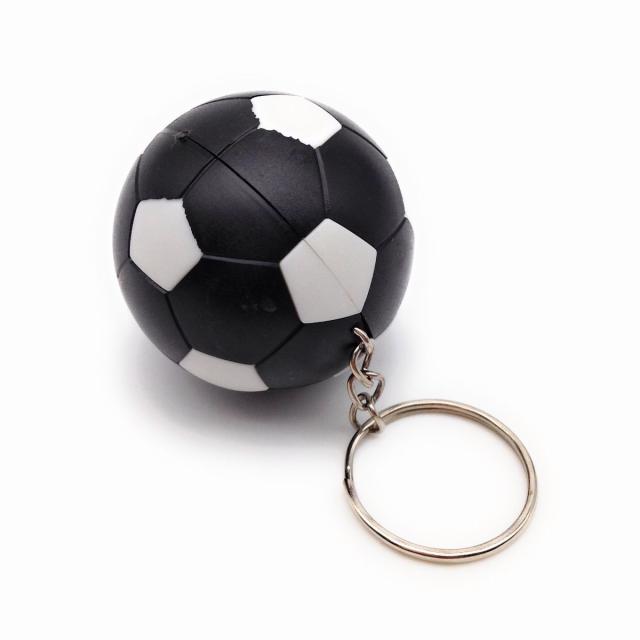 キーホルダー サッカーボール Ledライト付き ブラック の通販はau Pay マーケット ノイシュタット 商品ロットナンバー