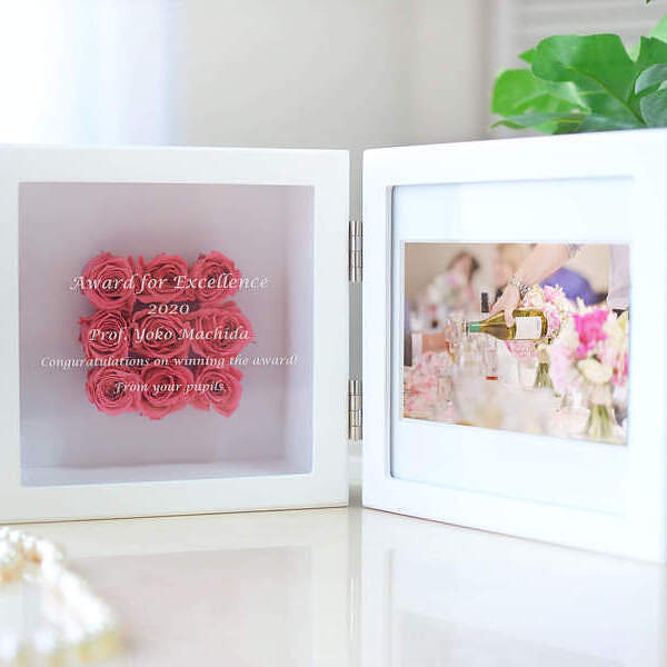 全日本送料無料 名入れ無料 女性に贈るモダンなお花の受賞 表彰プレート プリザーブドフラワー スクエアフレーム ピンク 写真とお花と記念やお祝いの 国産 Afriheritage Org
