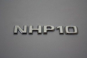 ベンツ風 トヨタアクア型式エンブレム NHP10