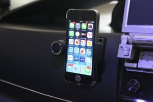 携帯　スマートフォン　iphone アイフォン　ホルダー　車内のエアコンルーバー　吹き出し口に装着