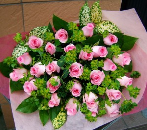 【還暦　愛妻の日にも　誕生日　結婚記念日　１８】　おまかせ！ ピンクのバラブーケ　花束　　花ギフト還暦祝い、誕生日　ホワ