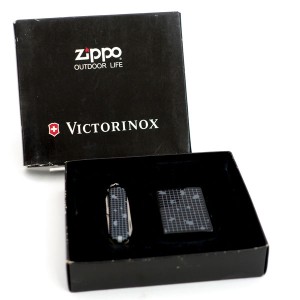 Zippo / ジッポ ◆VICTORINOX/マルチツール付き/総柄/ブラック/199年製 メンズファッション【喫煙具/煙草/タバコ】 【中古】 