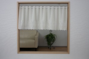  小窓カフェカーテン 刺繍を施したカフェカーテン「エンブスクエアー」 / 家具・インテリア ファブリック・敷物 カーテン・ブラインド
