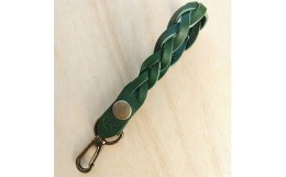 【ふるさと納税】＜ハンドメイド＞レザーキーホルダー　　　三つ編みキーチェーン(グリーン)【1474545】