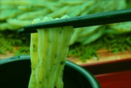 【ふるさと納税】めん一の純生「練りこみワカメザル」うどん(12人前)【H-71】