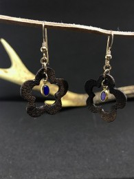 【ふるさと納税】鹿革と瑠璃のピアス（梅花中空）革小物 レザー フックピアス アクセサリー ラピスラズリ