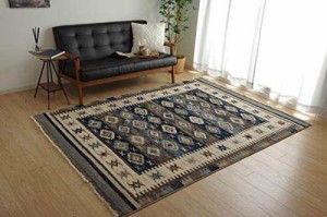 イケヒコ ラグ カーペット マット 絨毯 長方形 プルメリア 約133×190cm ネイビー 畳める コンパクト エスニック 丈夫 へたりにくい ウィ