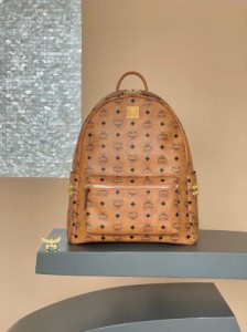 MCM エム シー エムStark Visetos M スタッズ付きバック