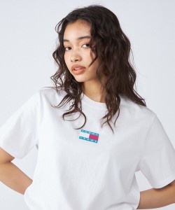 トミー ジーンズ（TOMMY JEANS）/クラシックポップバッジTシャツ