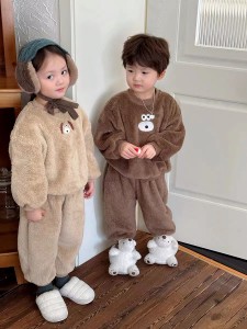 子供服 ふわふわ ダブルフリース ルームウェア 男女児用 小熊のふわふわパジャマ フランネルセット 保温トップス+パンツ