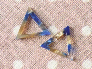 べっ甲風パーツ ブルー 宇宙カラー 三角A 1ペア(2個) ピアス イヤリング ハンドメイド パーツ 材料