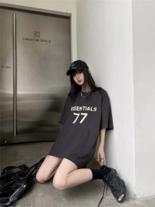 「FEAR OF GOD ESSENTIALS」 エッセンシャルズ ガム・ベルベット・アルファベット・プリント半袖Tシャツ