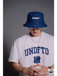 UNDEFEATED アンディフィーテッドシンプルでクラシックなラウンドネック半袖Tシャツ