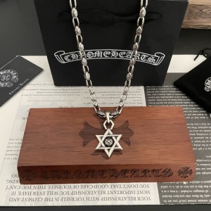 [Chrome Hearts] クロハートの古典復古の菱形の十字架のネックレスです