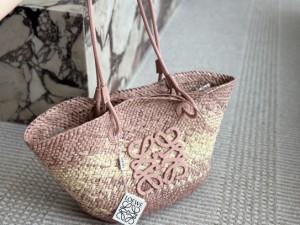 Loewe ロエベ  夏のストローバッグ・ホリデー・スタイル