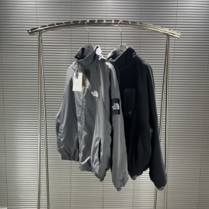 [The North Face]   北面フリース両面パッチワーク刺しゅうの詰め襟コートを着ています