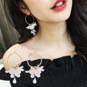 ピアス レディース 両耳 フラワー 花 ビーズ フープピアス アクセサリー 小物 おしゃれ かわいい ギフト プレゼント