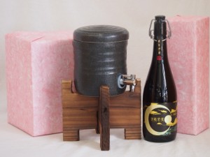 国産美濃焼 焼酎サーバー1200cc木代付セット(13.5×15.5cm 1.6kg)深野酒造 本格麦焼酎 長期貯蔵決戦前夜 (熊本県) 720ml