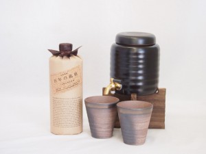 本格焼酎サーバー1000cc(18cm×24cm 1kg)三重県萬古焼き備前金彩ペアカップ(200ml×2個)黒木本店 大麦製長期貯蔵酒百年の孤独 (宮崎県)  