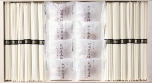 春夏の贈り物ギフト 紀州南高梅・讃岐うどん詰合せ(木箱入) 讃岐うどん(50g)×12、紀州南高梅はちみつ漬け×8