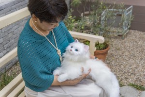 しっぽふりふり あまえんぼうねこちゃん ホワイト ぬいぐるみ 猫型ペットロボット ネコ型ペットロボット シニア向け猫型ペットロボット 