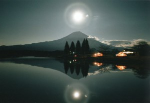 秋元隆良 奇跡の写真 富士に満月 日常では滅多に遭遇する機会のない超自然現象を捉えた『奇跡の写真』シリーズ！