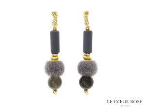丸いファーとストーンが揺れるシックなネジバネ式イヤリング イアリング